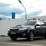 Czarny Subaru Forester zaparkowany na miejskim parkingu pod chmurnym niebem