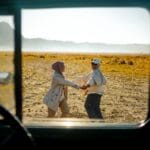 Dwie kobiety w aucie podziwiają widoki na Mount Bromo przez okno auta