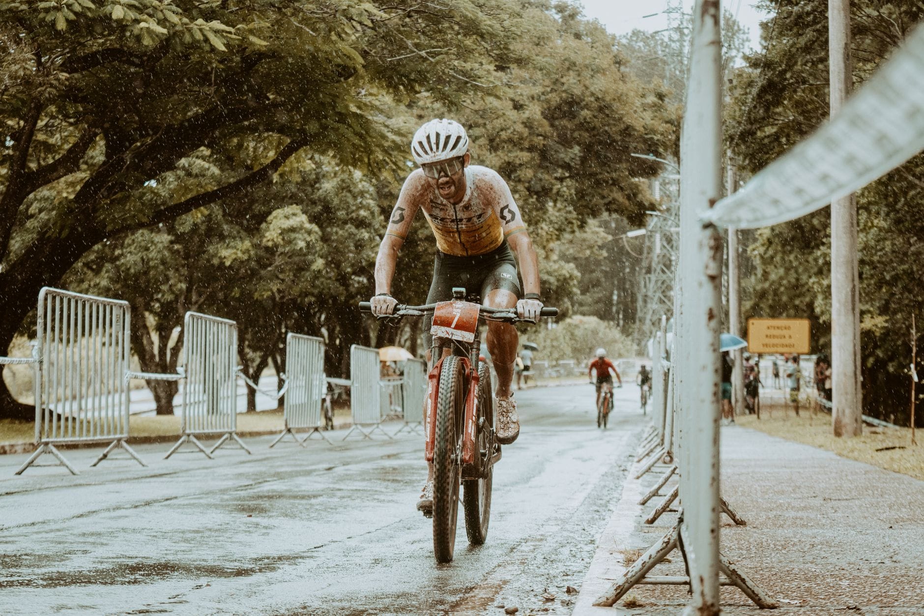 Kolarz podczas triathlonu jedzie w deszczu