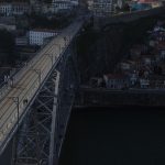 Ból kolan przy schodzeniu z góry: przyczyny, profilaktyka i technika marszu