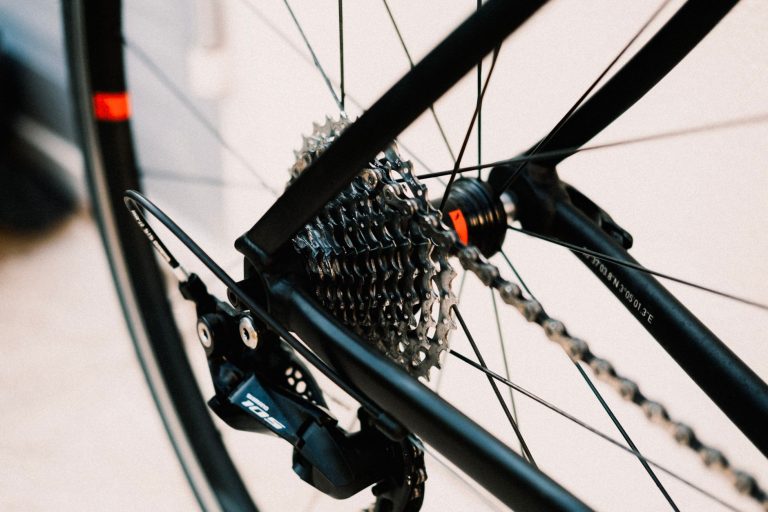 Zbliżenie na mechanizm przerzutki i łańcuch rowerowy